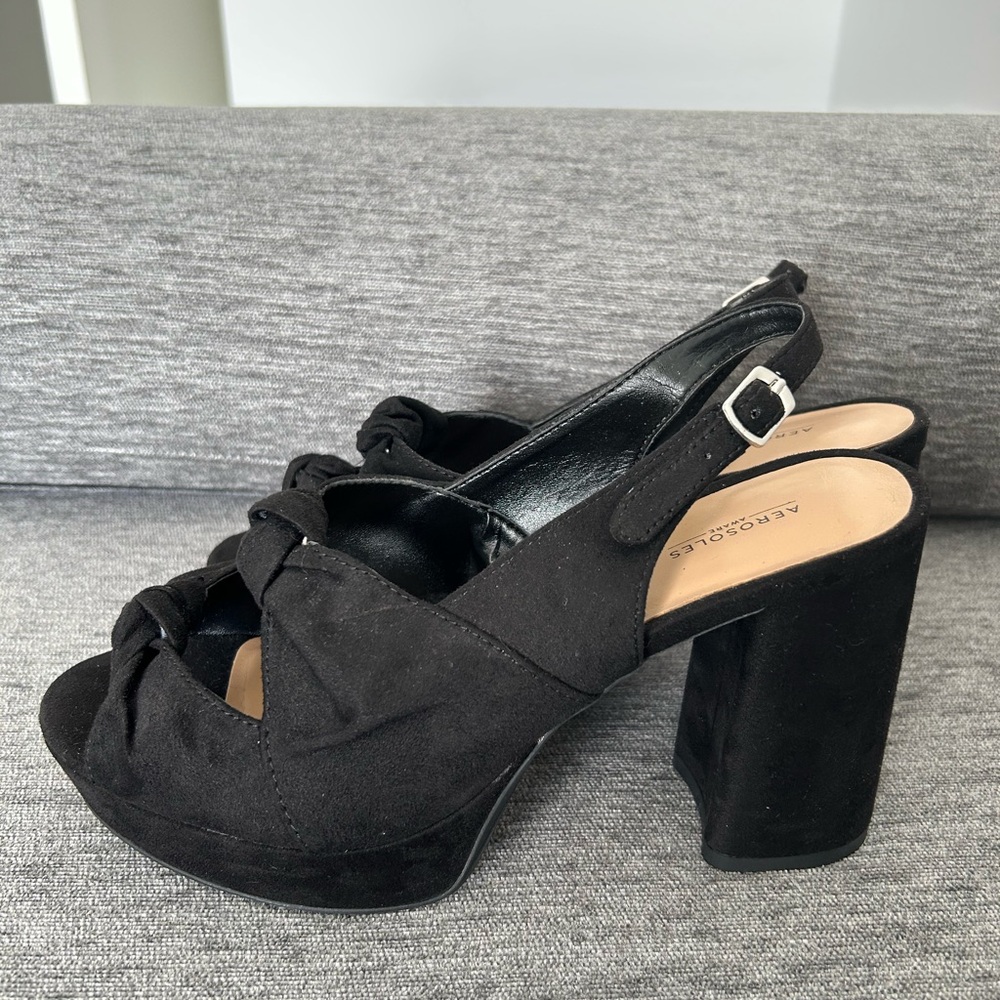 AEROSOLES Black Heels with Chunky Heel and Peep-Toe Design